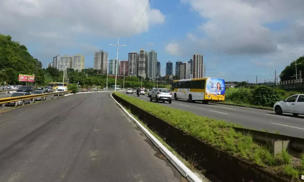 A Prefeitura de Salvador iniciou mais uma obra viária para ampliar a mobilidade na região da Av. ACM, uma das principais