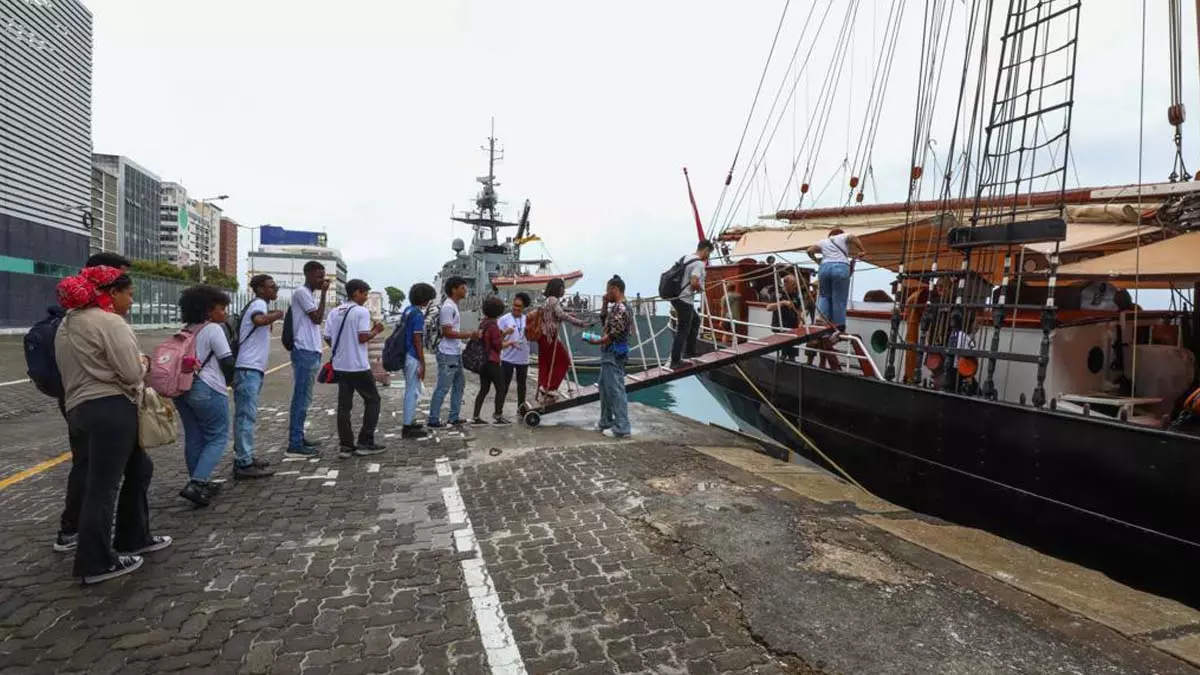 Estudantes de seis colégios estaduais de Salvador tiveram uma aula diferente, nesta segunda-feira (23), na "Expo Darwin 200: a Bahia na