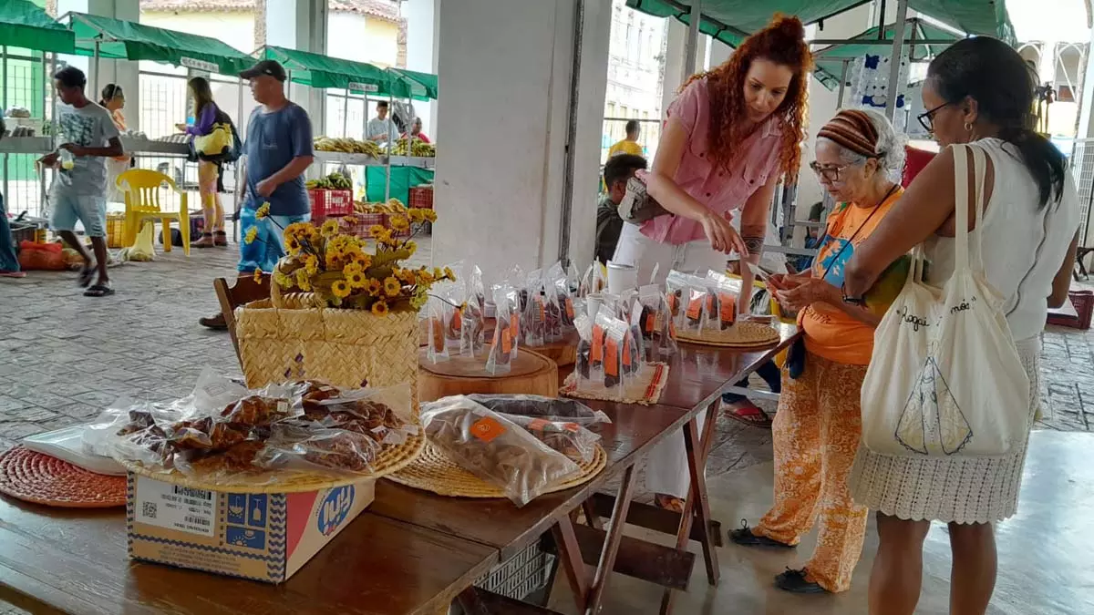 paisagens e vivências, os turistas também elogiam a Feira da Agricultura Familiar, que acontece um sábado por mês no município.   