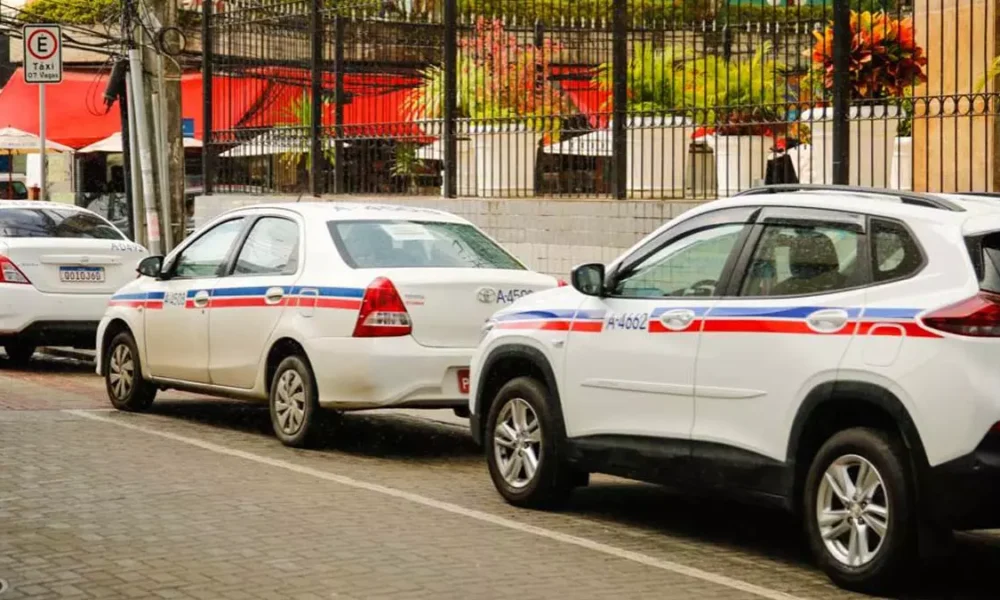 Os taxistas de Salvador poderão cobrar corridas na Bandeira 2 a partir desta sexta-feira (1º). A cobrança, permitida durante