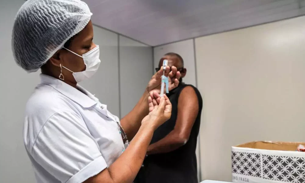 Atenta ao cenário epidemiológico da Covid-19, a Secretaria Municipal da Saúde (SMS) de Salvador realizará o 'Happy Hour da Vacina'