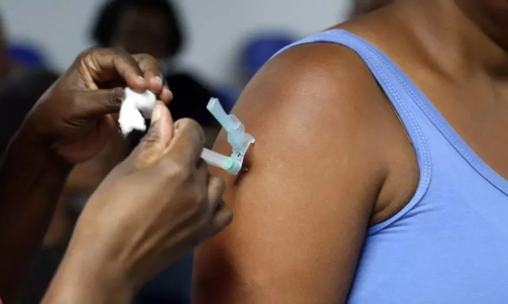 Atenta ao cenário epidemiológico da Covid-19, a Secretaria Municipal da Saúde (SMS) realizará o "Happy Hour da Vacina"