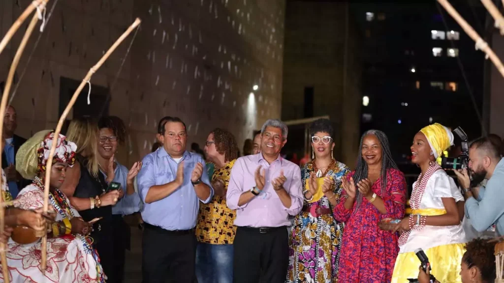 para cargos públicos de pessoas que tenham sido condenadas por crimes de racismo, de acordo com a Lei Federal n° 7.716,