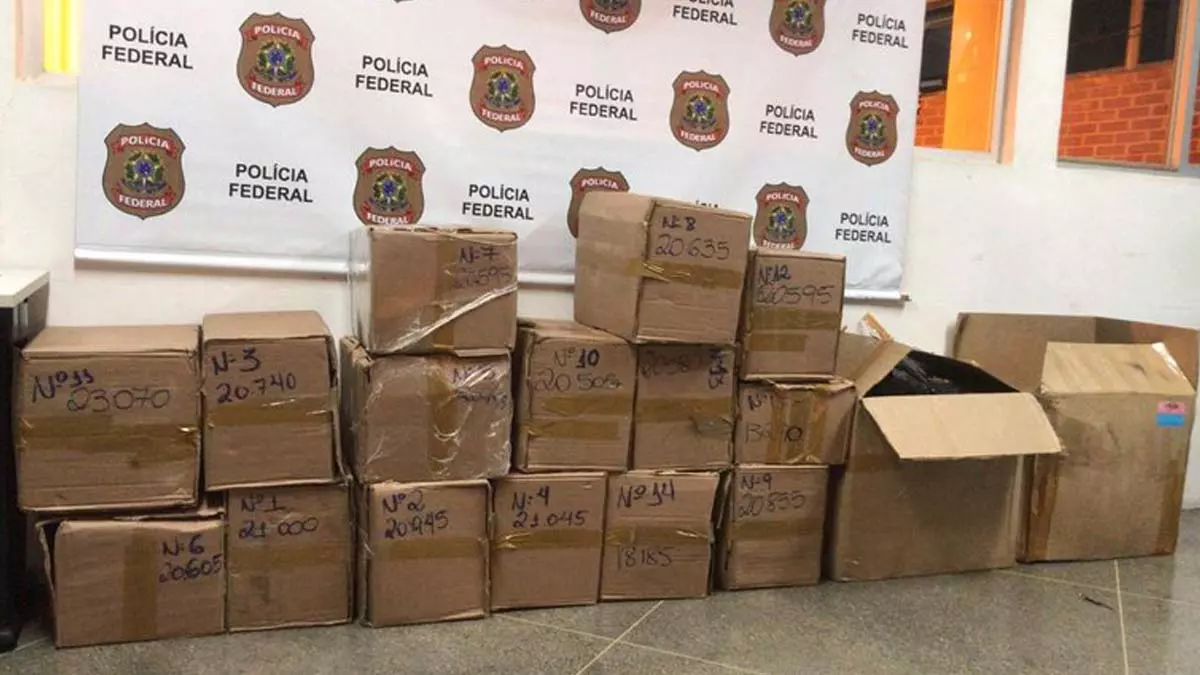 A Polícia Federal prendeu em flagrante, na noite deste domingo (20), um caminhoneiro que transportava 326 quilos de maconha. 