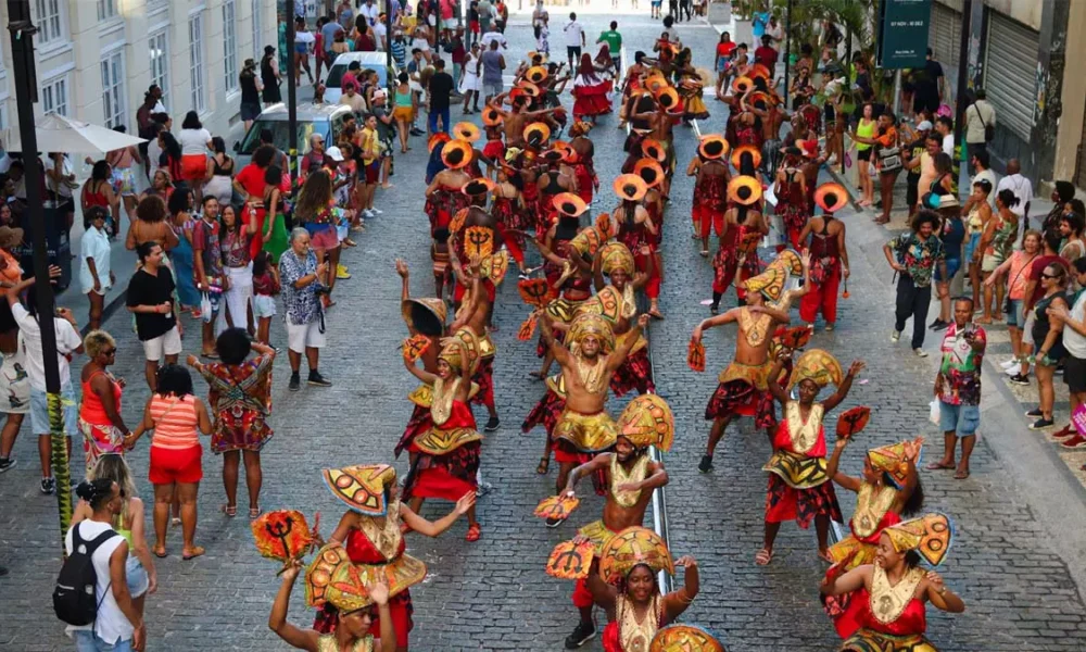 Neste sábado (25), o Desfile Salvador Capital Afro arrastou milhares de pessoas em dois cortejos que saíram da Casa d'Italia e da Praça