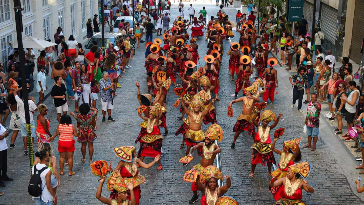 Neste sábado (25), o Desfile Salvador Capital Afro arrastou milhares de pessoas em dois cortejos que saíram da Casa d'Italia e da Praça