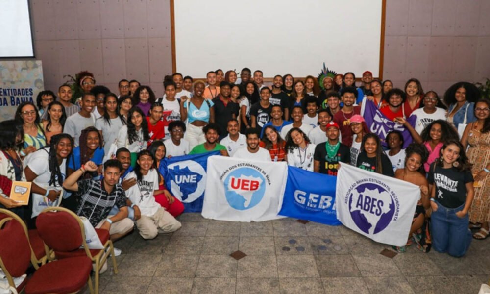 (16), o I Encontro de Entidades e Representantes Estudantis da Bahia. A atividade, realizada no Hotel Fiesta, em Salvador, também