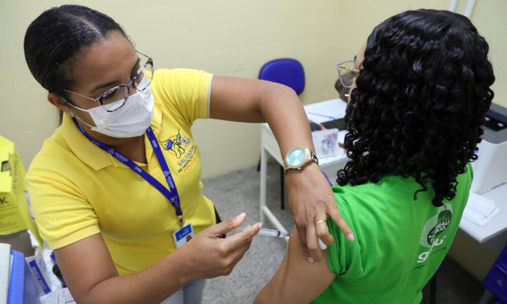 vacinação contra a covid-19 com a estratégia Happy Hour, a Secretaria Municipal da Saúde de Salvador (SMS) aplicou mais