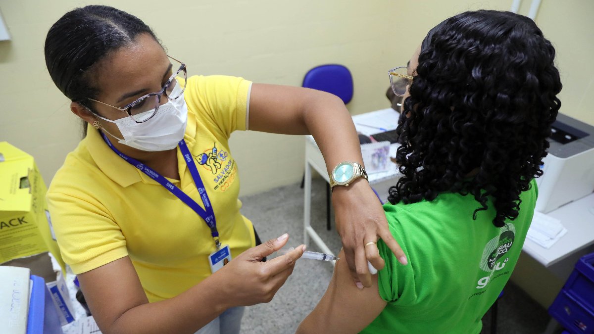 vacinação contra a covid-19 com a estratégia Happy Hour, a Secretaria Municipal da Saúde de Salvador (SMS) aplicou mais