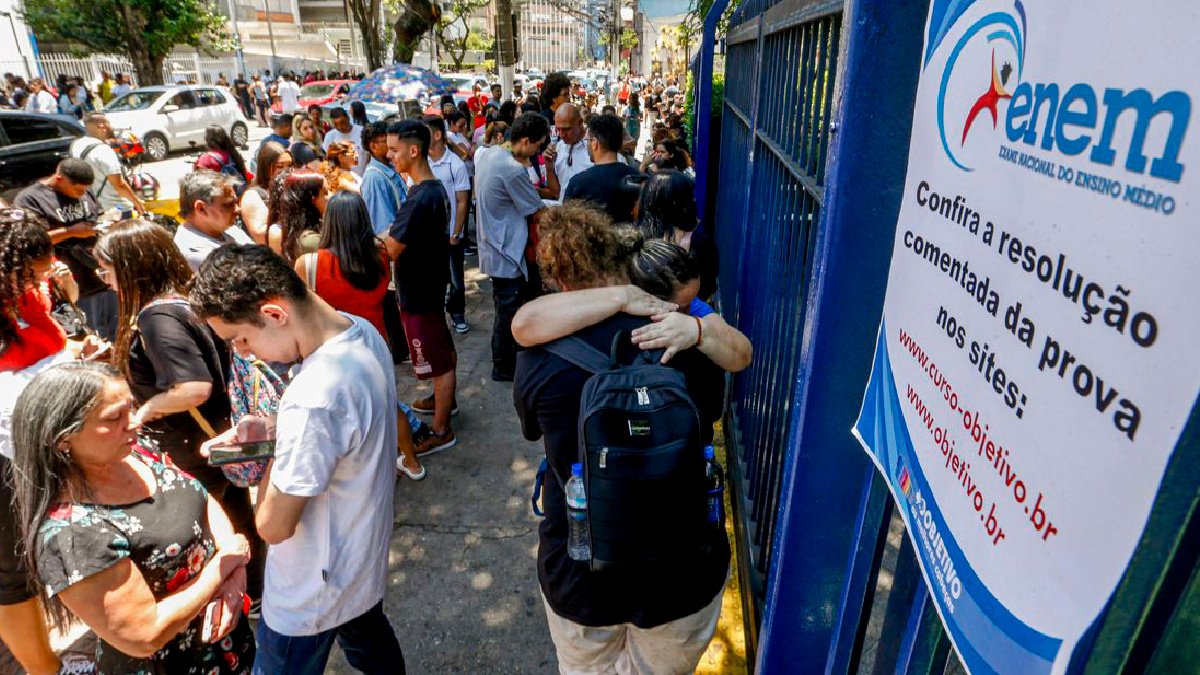 Brasília. A prova começa às 13h30 e termina às 18h30. Mais de 3,9 milhões de candidatos estão inscritos e cerca de 2,8 milhões