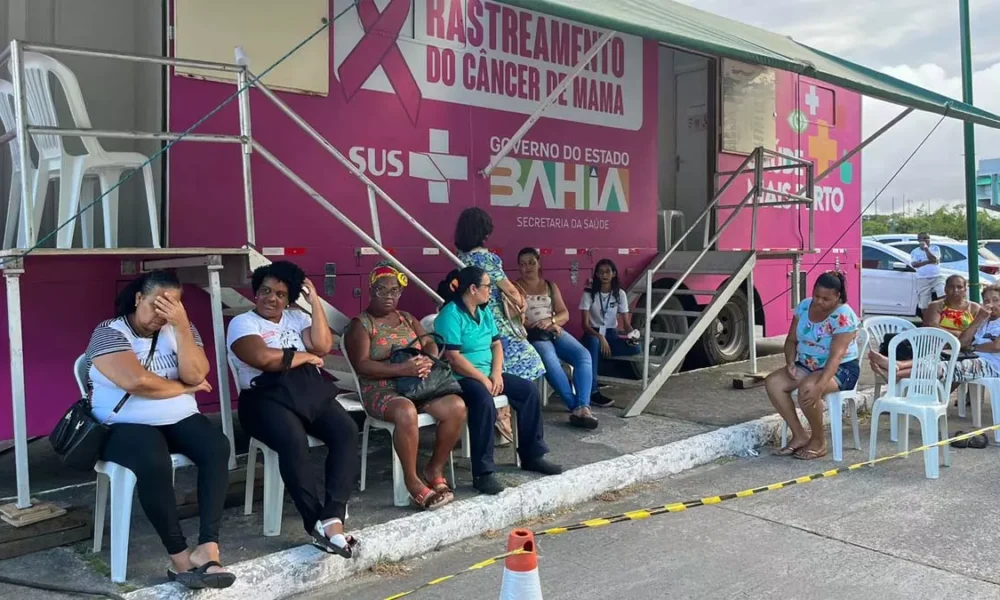 Secretaria da Saúde do Estado (Sesab), 300 mulheres estão sendo beneficiadas com exames gratuitos de mamografia, realizados