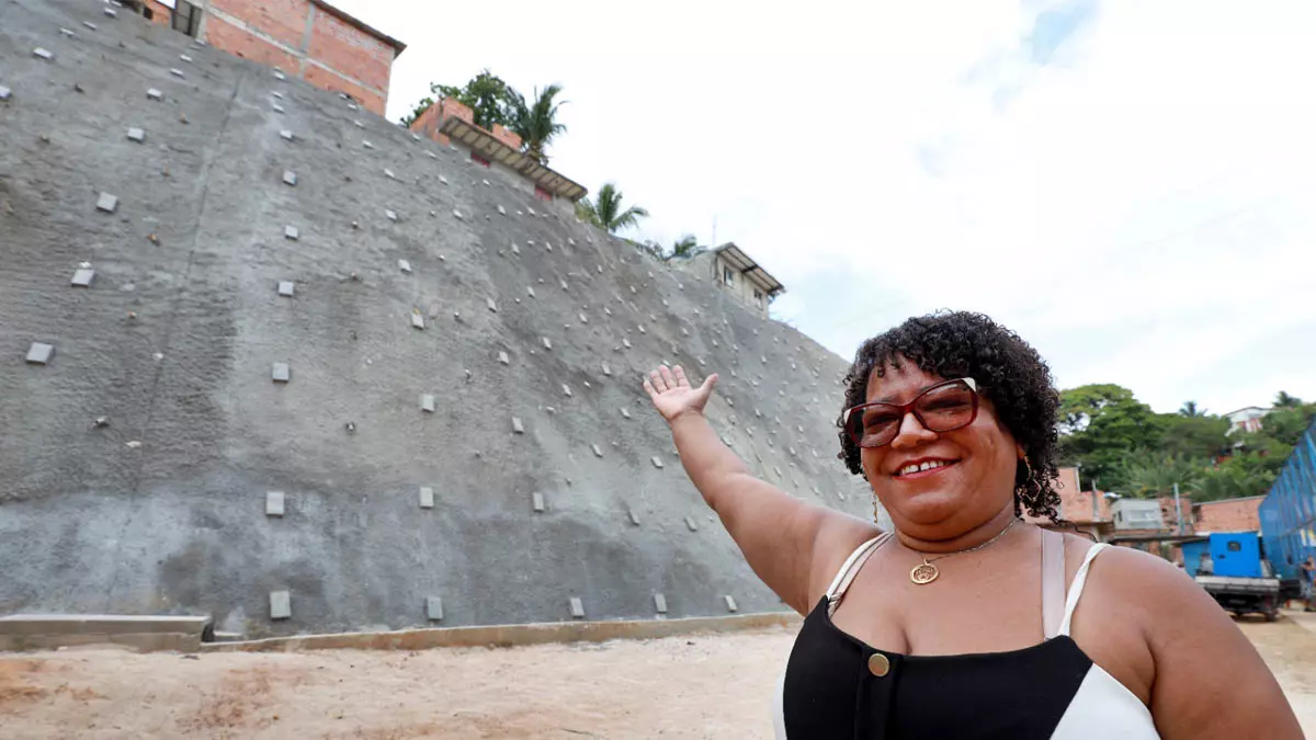 Mônica Paim vive há mais de 40 anos no bairro de Saramandaia, em Salvador, e celebrou a entrega de mais uma encosta pelo Programa