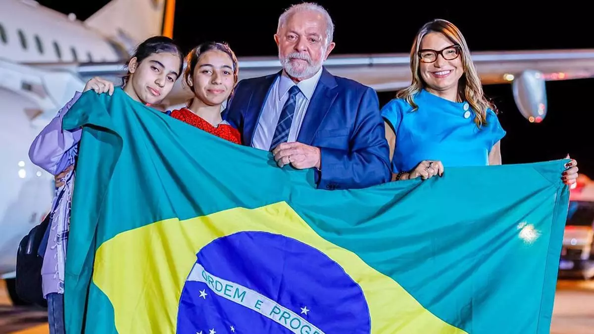 Os brasileiros e parentes repatriados da Faixa de Gaza já estão em Brasília. O avião VC-2 trazendo os 32 resgatados pousou às 23h24 