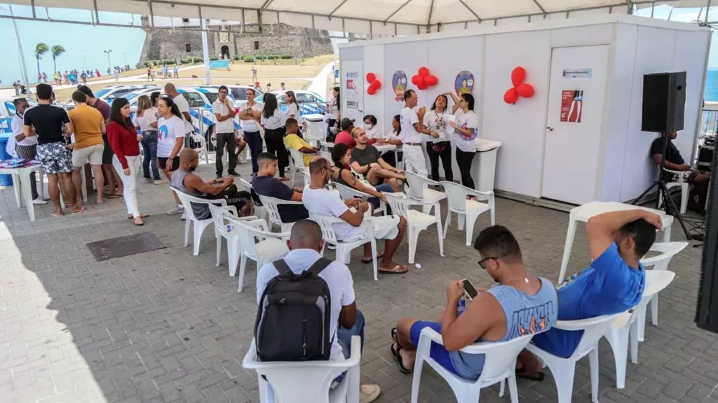 O Farol da Barra foi palco das primeiras ações da Campanha Dezembro Vermelho, iniciada pela Secretaria Municipal