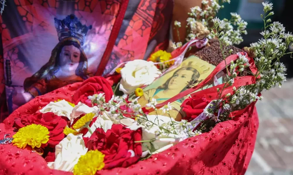 Carnaval, em fevereiro, é a Festa de Santa Bárbara, uma das mais bonitas de Salvador, por estampar a cor vermelha e branca pelas