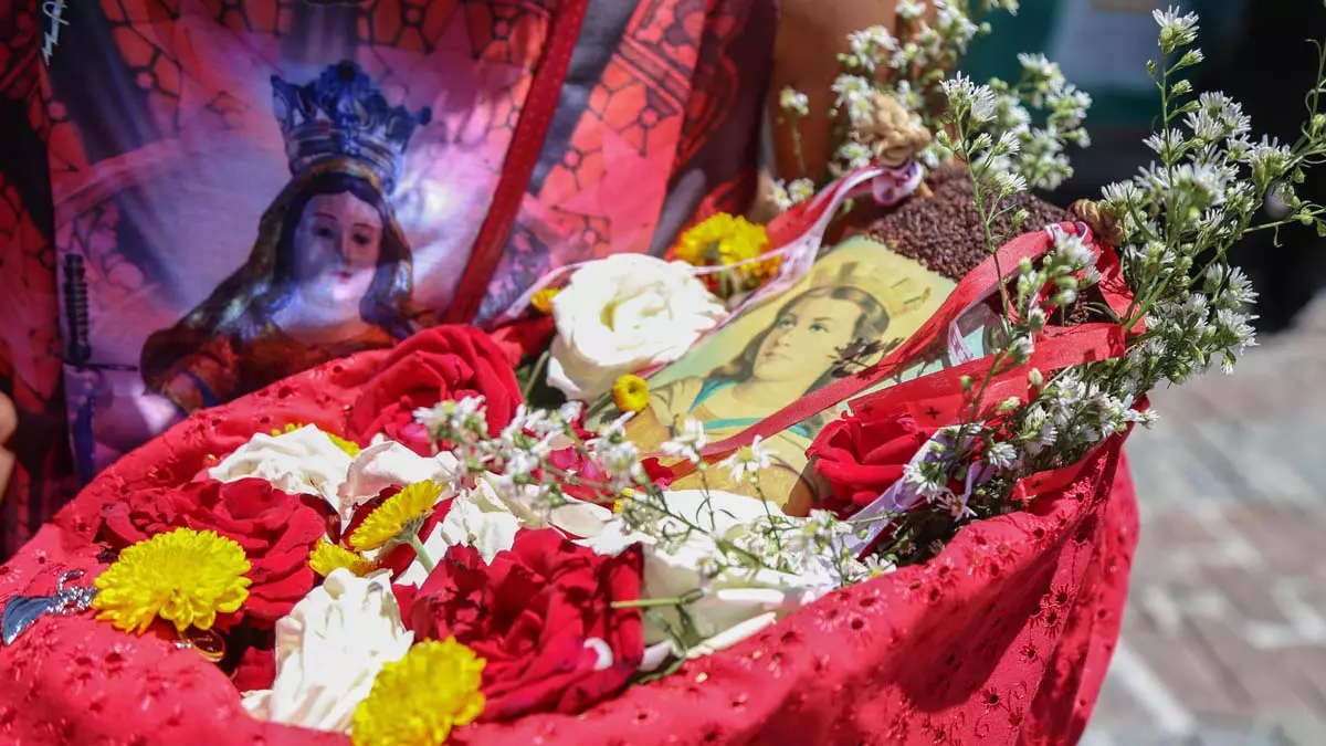 Carnaval, em fevereiro, é a Festa de Santa Bárbara, uma das mais bonitas de Salvador, por estampar a cor vermelha e branca pelas