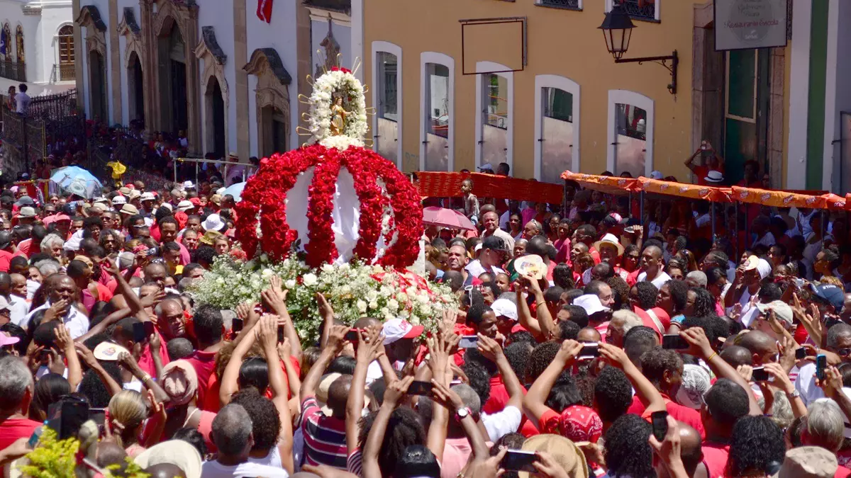 fé de baianos católicos e adeptos do candomblé, nesta segunda-feira (4), por causa das homenagens à Santa Bárbara, a padroeira dos