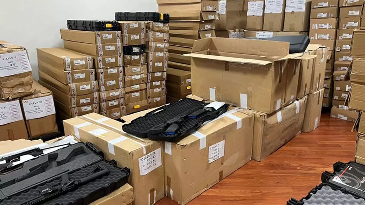 multimilionária engrenagem de tráfico ilícito de armas de fogo da Europa para a América do Sul. Uma empresa sediada em Assunção,