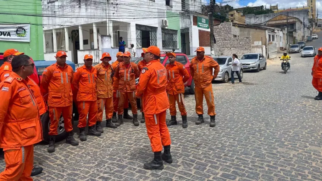 Nesta terça-feira (5), o Corpo de Bombeiros Militar da Bahia (CBMBA) está atuando no combate ao incêndio florestal