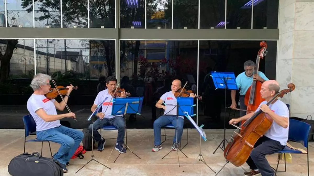 Com repertório adaptado aos festejos natalinos e muita animação, a Camerata Bahia Cordas, da Orquestra Sinfônica da Bahia (OSBA),