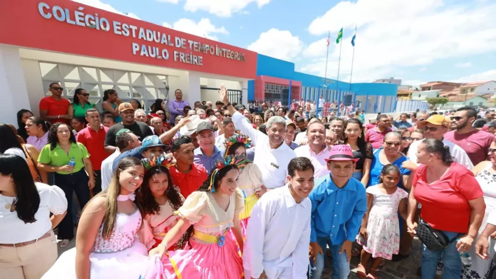 Em Ibicuí, cidade do médio sudoeste baiano, o governador Jerônimo Rodrigues inaugurou, neste sábado (9), a nova sede do Colégio