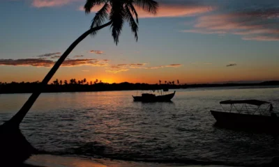 Decolar do aeroporto de Salvador, sobrevoar o litoral do baixo sul baiano e chegar a um destino paradisíaco, em apenas 25 minutos.