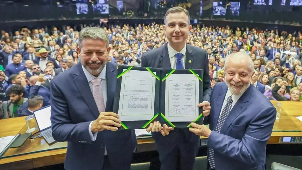 O Congresso Nacional promulgou nesta quarta-feira (20) a Emenda Constitucional 132, da reforma tributária. É a primeira reforma ampla