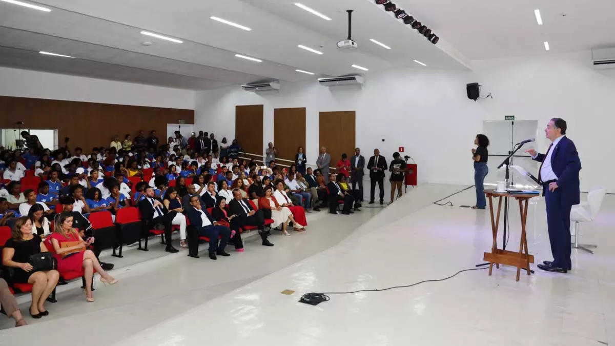 presidente do Supremo Tribunal Federal (STF), ministro Roberto Barroso, deu uma aula motivacional para cerca de 250 estudantes,