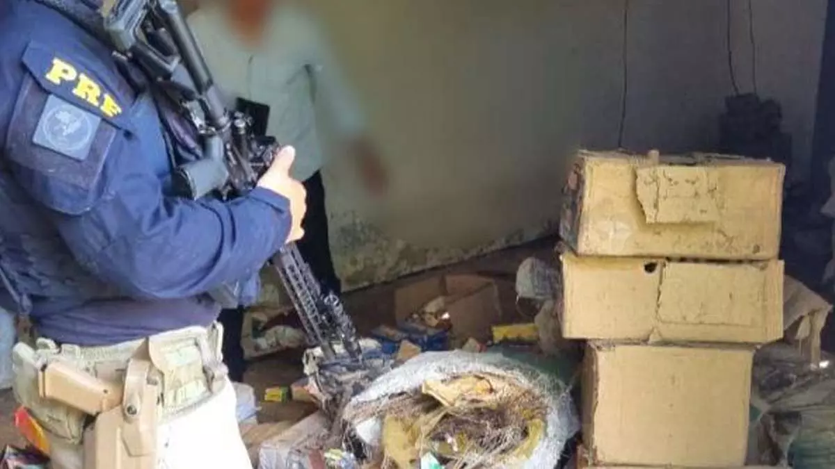 desarticulou na manhã desta terça-feira (12), uma fábrica clandestina de fogos de artifício em Santo Antônio de Jesus, no recôncavo baiano. 