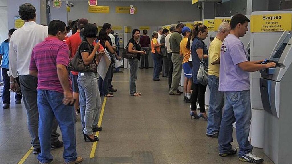 feira (28). Na sexta-feira (29), não há expediente bancário e as instituições financeiras não abrem para atendimento presencial ao  