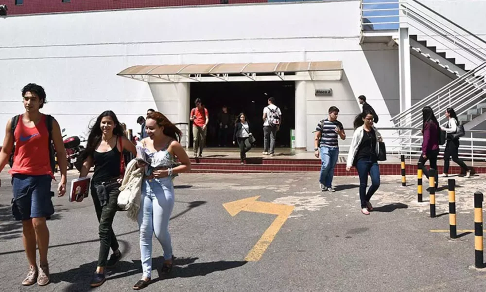 A Comissão de Educação (CE) pode votar na próxima terça-feira (5) o projeto de lei (PL) 3.652/2023, que concede o perdão de dívidas