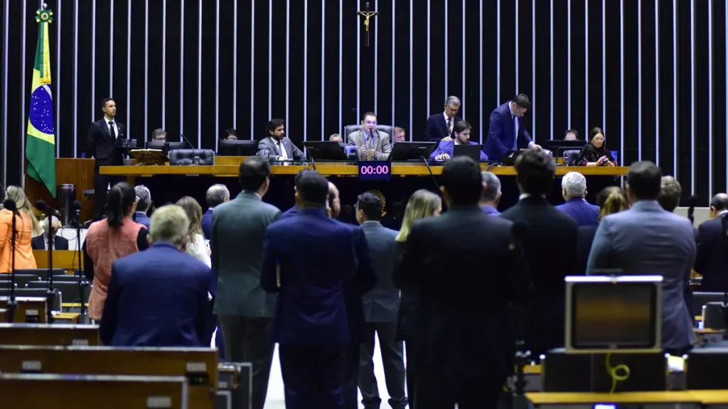 A Câmara dos Deputados aprovou o projeto de lei que regulamenta as apostas esportivas on-line, as chamadas bets (PL 3626/23).