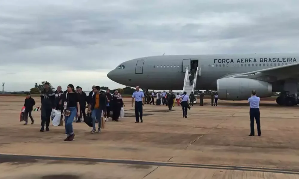 O terceiro grupo de brasileiros e seus parentes que estavam na Faixa de Gaza, no Oriente Médio, chegaram, às 6h53 deste sábado (23),