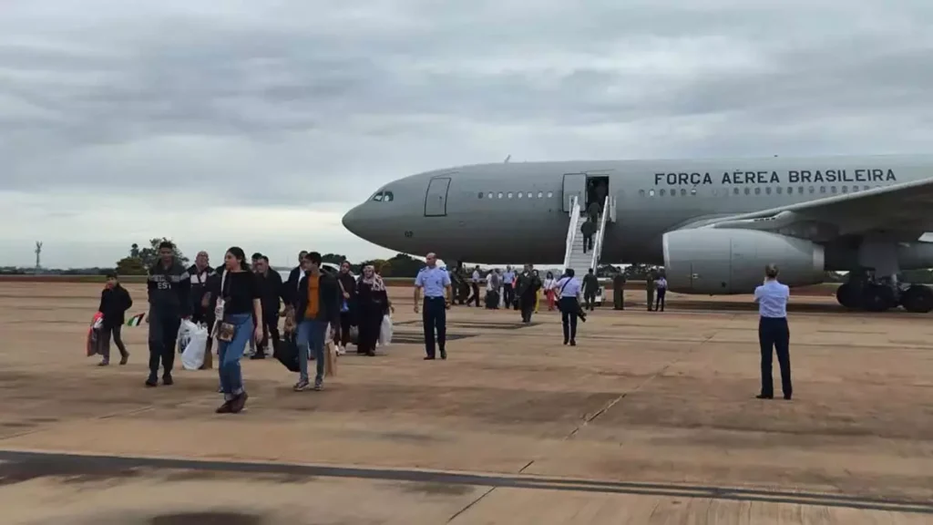 O terceiro grupo de brasileiros e seus parentes que estavam na Faixa de Gaza, no Oriente Médio, chegaram, às 6h53 deste sábado (23),