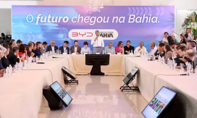 instalação da BYD.  Na ocasião, o governador também sancionou a lei que isenta o IPVA de veículos elétricos de até R$ 300 mil,