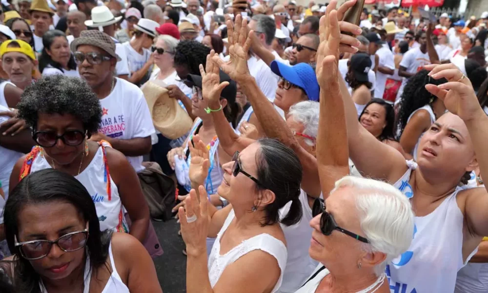 A Lavagem do Bonfim atrai turistas e provoca sempre um sentimento de emoção em quem vem de fora para acompanhar tanto