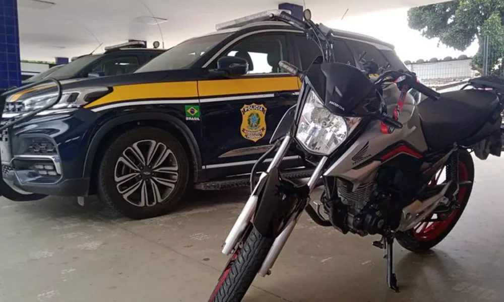 Durante a tarde deste sábado (6), em Vitória da Conquista (BA), a Polícia Rodoviária Federal (PRF) recuperou uma moto furtada,