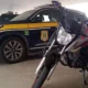 Durante a tarde deste sábado (6), em Vitória da Conquista (BA), a Polícia Rodoviária Federal (PRF) recuperou uma moto furtada,