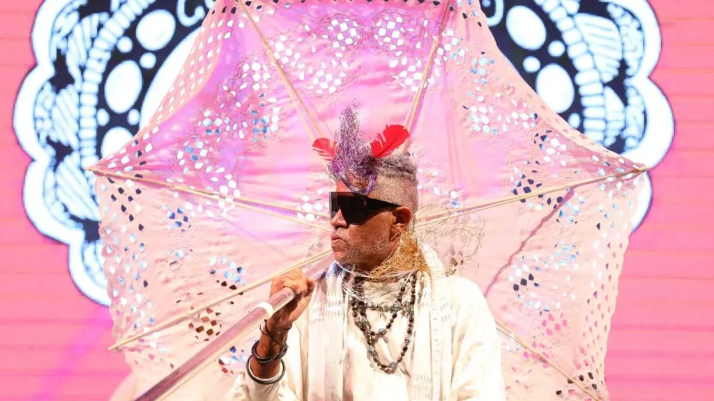 da produção musical afro-baiana. Quem faz as honras da abertura do projeto será a banda Cortejo Afro, que promete preencher