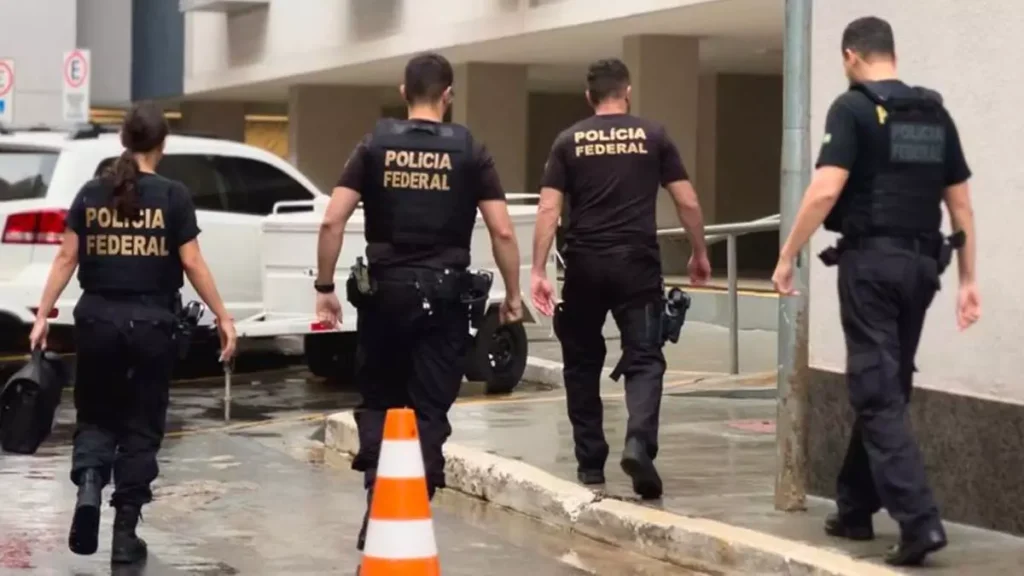 A Polícia Federal deflagrou nesta segunda-feira (8) a 23ª fase da Operação Lesa Pátria, com o objetivo de identificar pessoas que