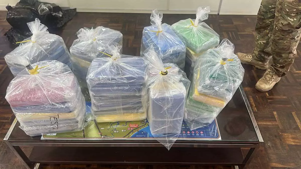 Na manhã deste domingo (14), a Polícia Federal em Paranaguá foi acionada por um armador com a suspeita de haver drogas em casco de navio.
