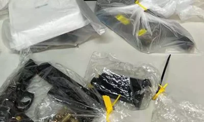 criança de seis anos e uma mulher grávida. Seis suspeitos foram identificados e estão com prisão decretada pela Justiça. A arma de crime