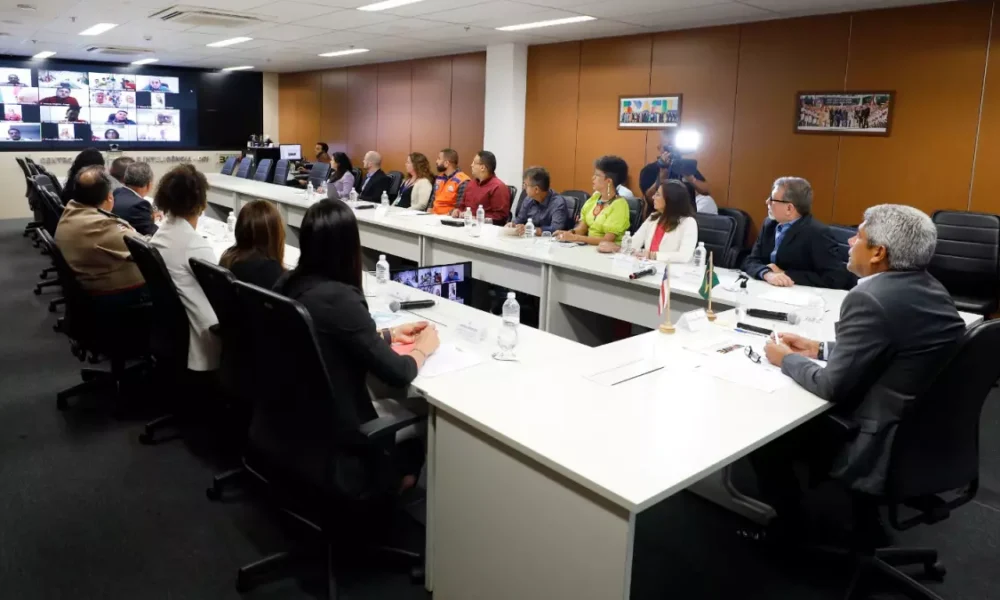 terça-feira (30), uma reunião virtual com prefeitas e prefeitos de municípios atingidos pelas intensas chuvas e enchentes dos