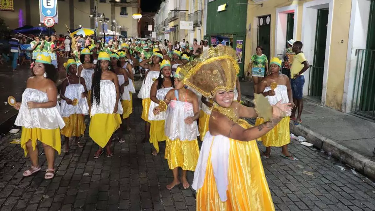 Mais de 30 grupos de afoxés irão desfilar pelas ruas do Pelourinho nesta sexta-feira (5), às 15h. O desfile sairá do Terreiro de Jesus e
