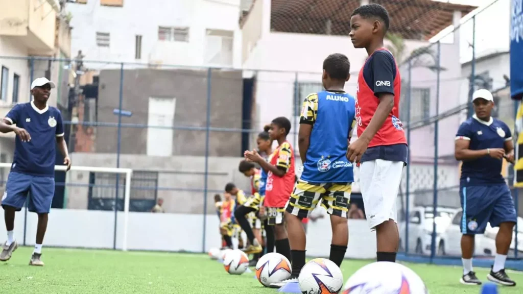 crianças de escolas públicas da capital baiana diariamente. Por meio da iniciativa, chamada de Bora Bahêa Meu Bairro, o tricolor