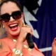 ganhar o mundo, artista diversas vezes premiada, mulher à frente do seu tempo, musa, voz da música do povo da Bahia, Sarajane