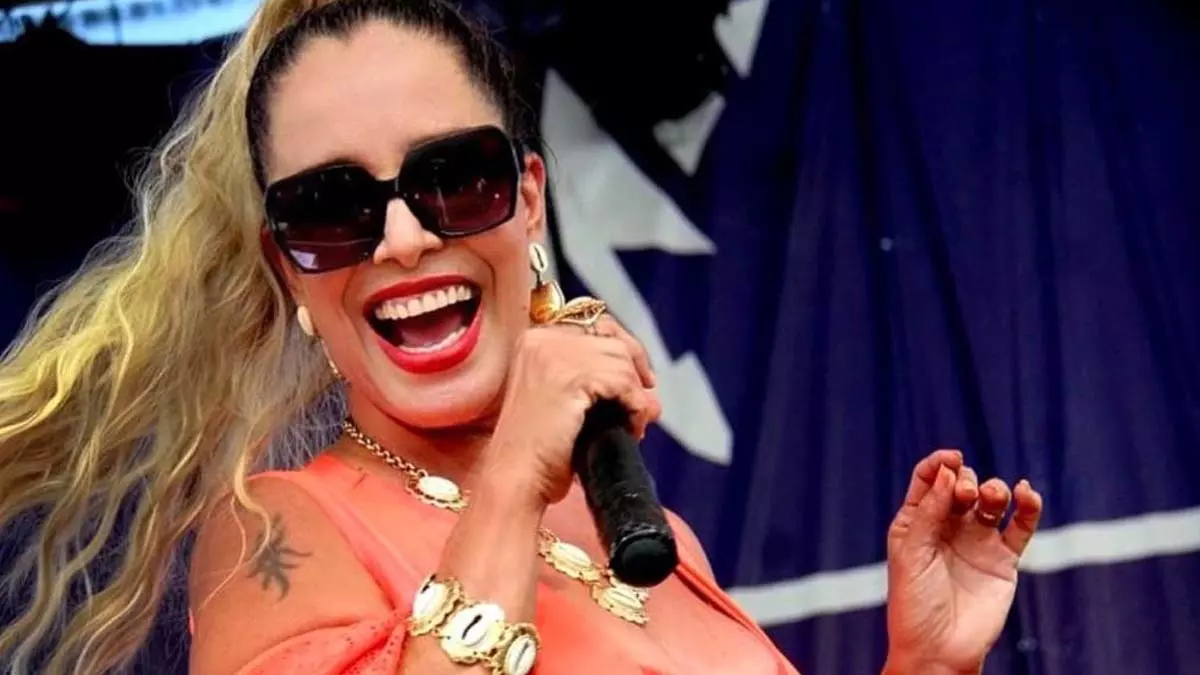 ganhar o mundo, artista diversas vezes premiada, mulher à frente do seu tempo, musa, voz da música do povo da Bahia, Sarajane