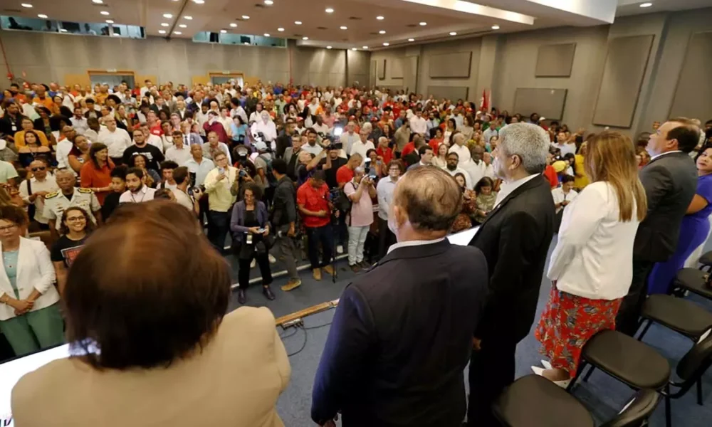 Um ato em defesa da democracia e contra o golpe realizado no auditório Jornalista Jorge Calmon, na Assembleia Legislativa da Bahia (Alba),