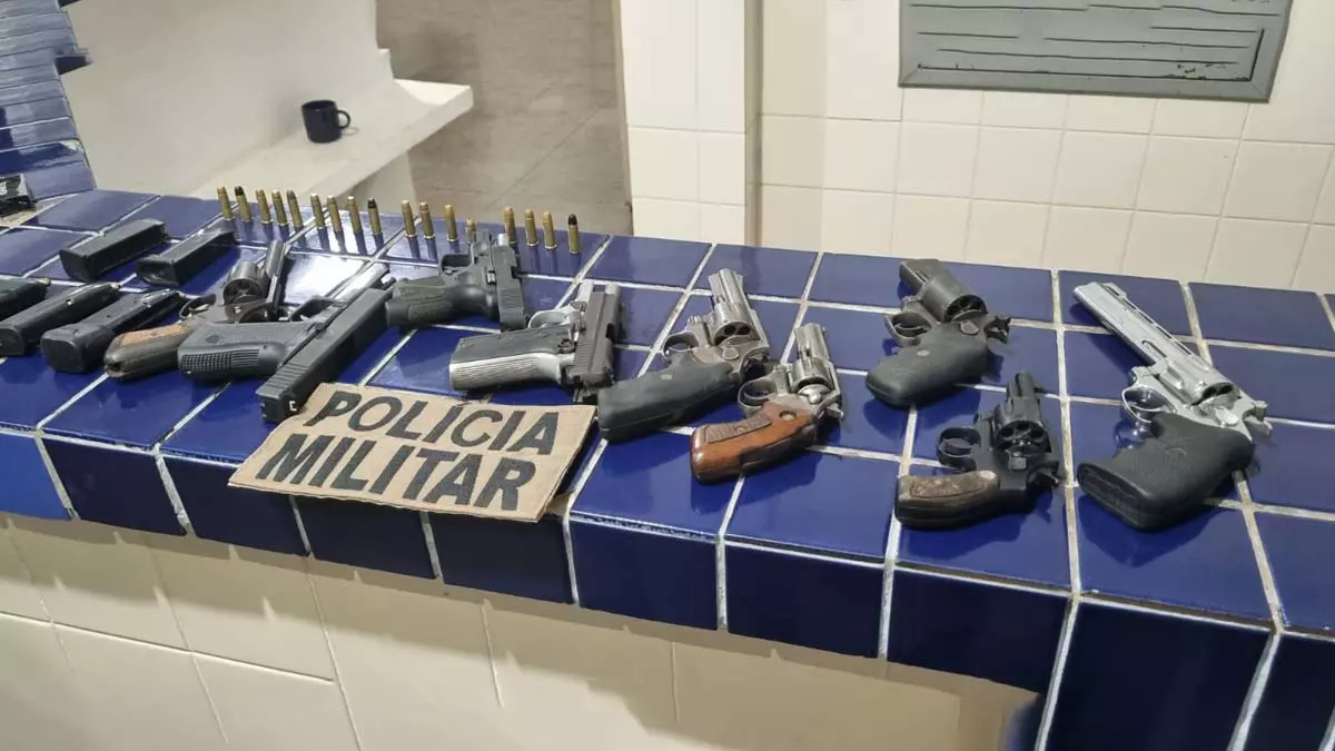 As Polícias Militar e Civil interceptaram um "bonde" na cidade de Brumado e capturaram dez suspeitos de envolvimento com