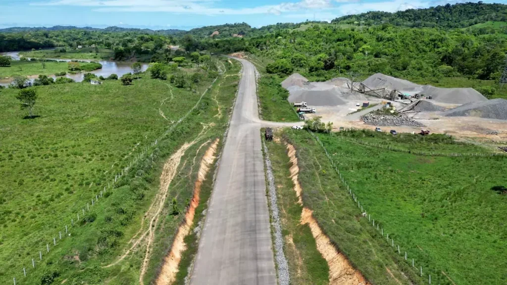 A construção da Rodovia BA-649, conectando as cidades de Itabuna e Ilhéus, atingiu aproximadamente 60% de conclusão, marcando